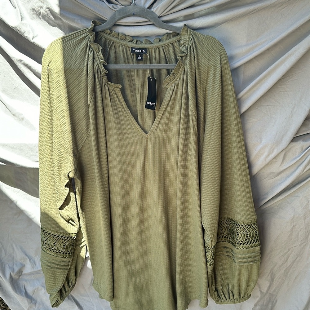 NWT NEVER Torrid green crochet blouse size 2